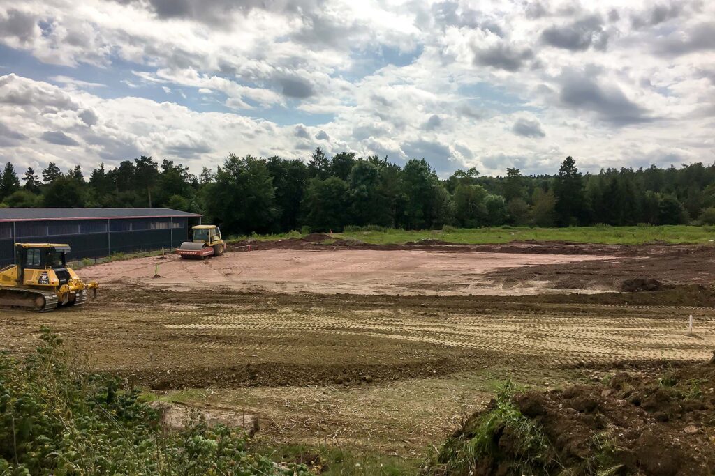 Bau der neuen Logistikhalle der STL Südthüringen; Baumaschinen auf der Baustelle