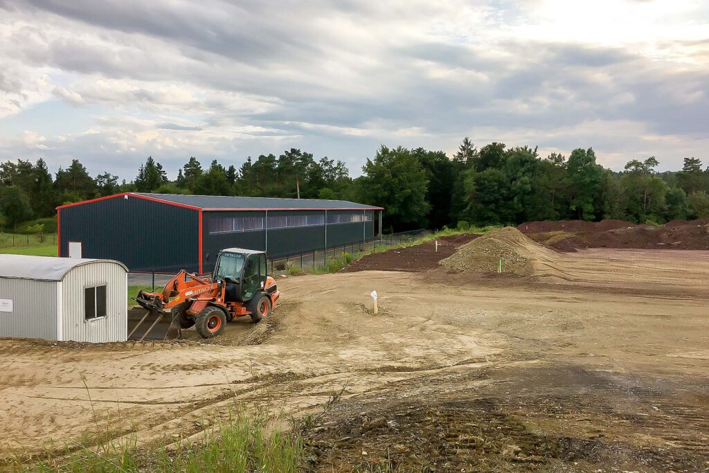 Bau der neuen Logistikhalle der STL Südthüringen; Lader auf der Baustelle