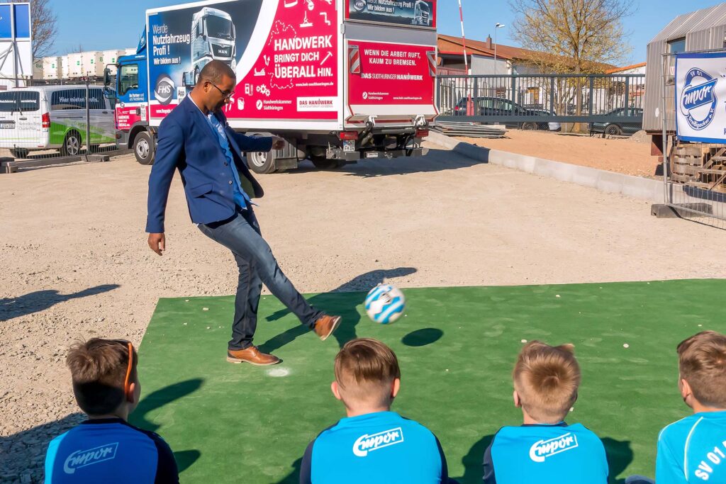 Eröffnung der STL-Lagerhalle mit Star-Gast Cacau beim Torwandschießen gegen den Nachwuchs des Fußballvereins SV01 Empor Dreißigacker