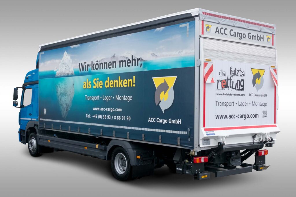 Lkw mit Eisberg-Motiv, Ansicht schräg von hinten