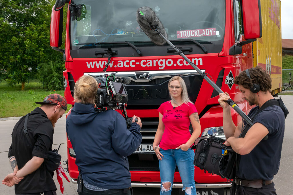 Dreharbeiten für die „Trucker Babes“ mit Christin Brosche, Fahrerin bei ACC Cargo