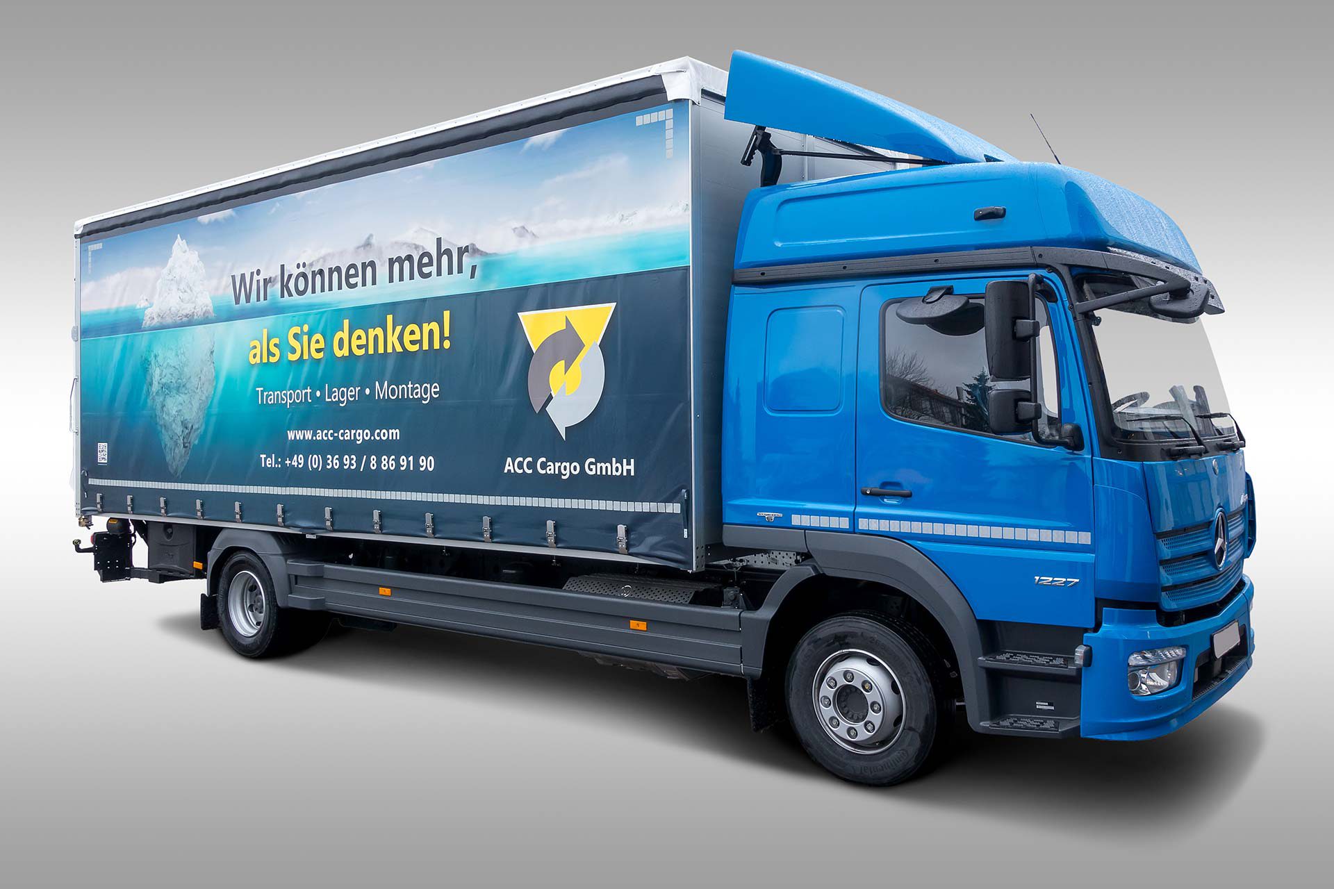 Lkw mit Eisberg-Motiv, Ansicht schräg von vorn